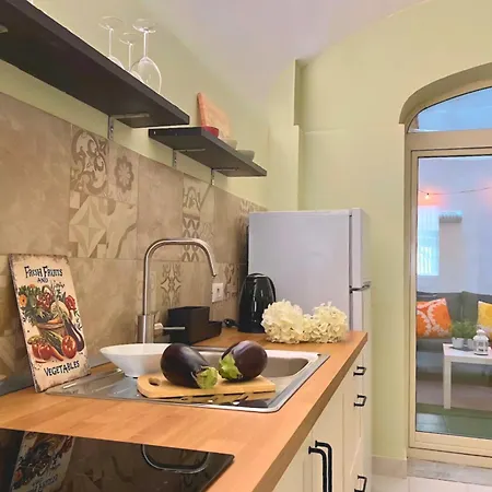Giati - Cortile Privato & Metro Κατάνια