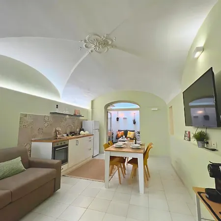 Nyaraló Giati - Cortile Privato & Metro