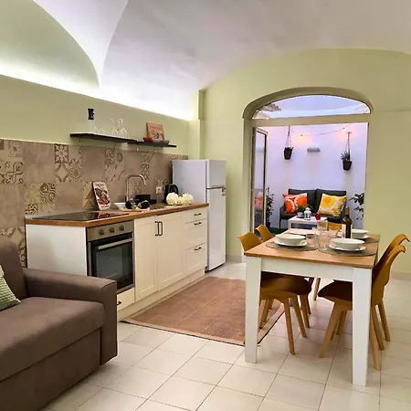 Giati - Cortile Privato & Metro Κατάνια